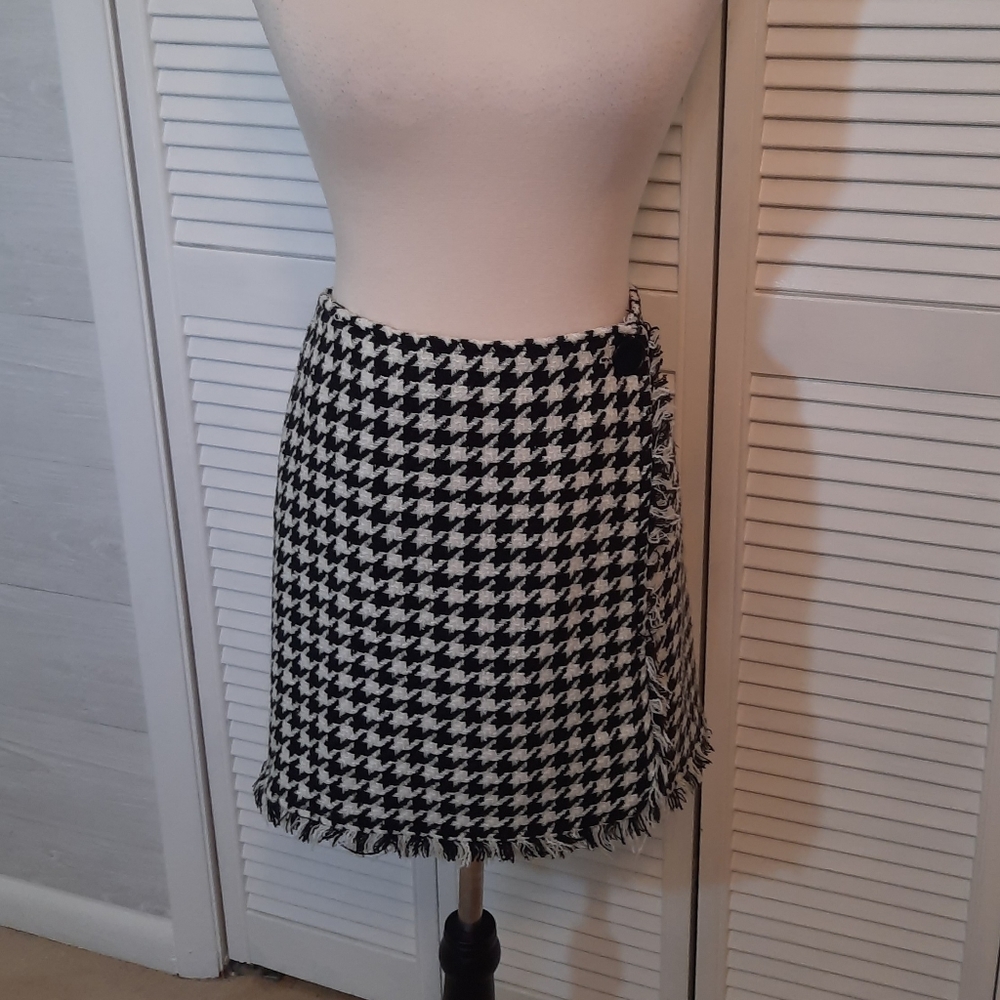 From the hip houndstooth wrap skirt sz 6 NWT *I